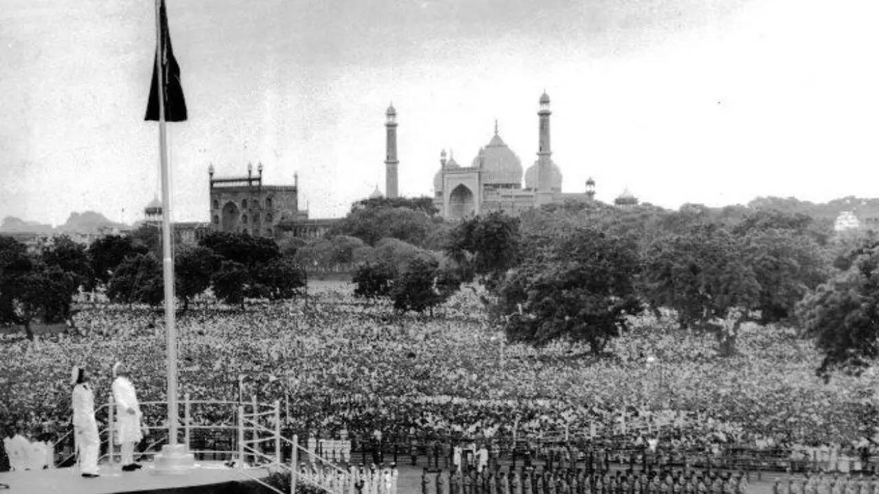 The national flag was hoisted for the first time at the Red Fort on August 16, 1947. (Photo: X)