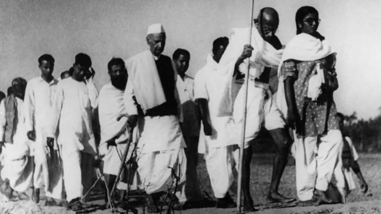 Mahatma Gandhi in Noakhali during his peace mission in 1946. (Photo: Wikimedia Commons)