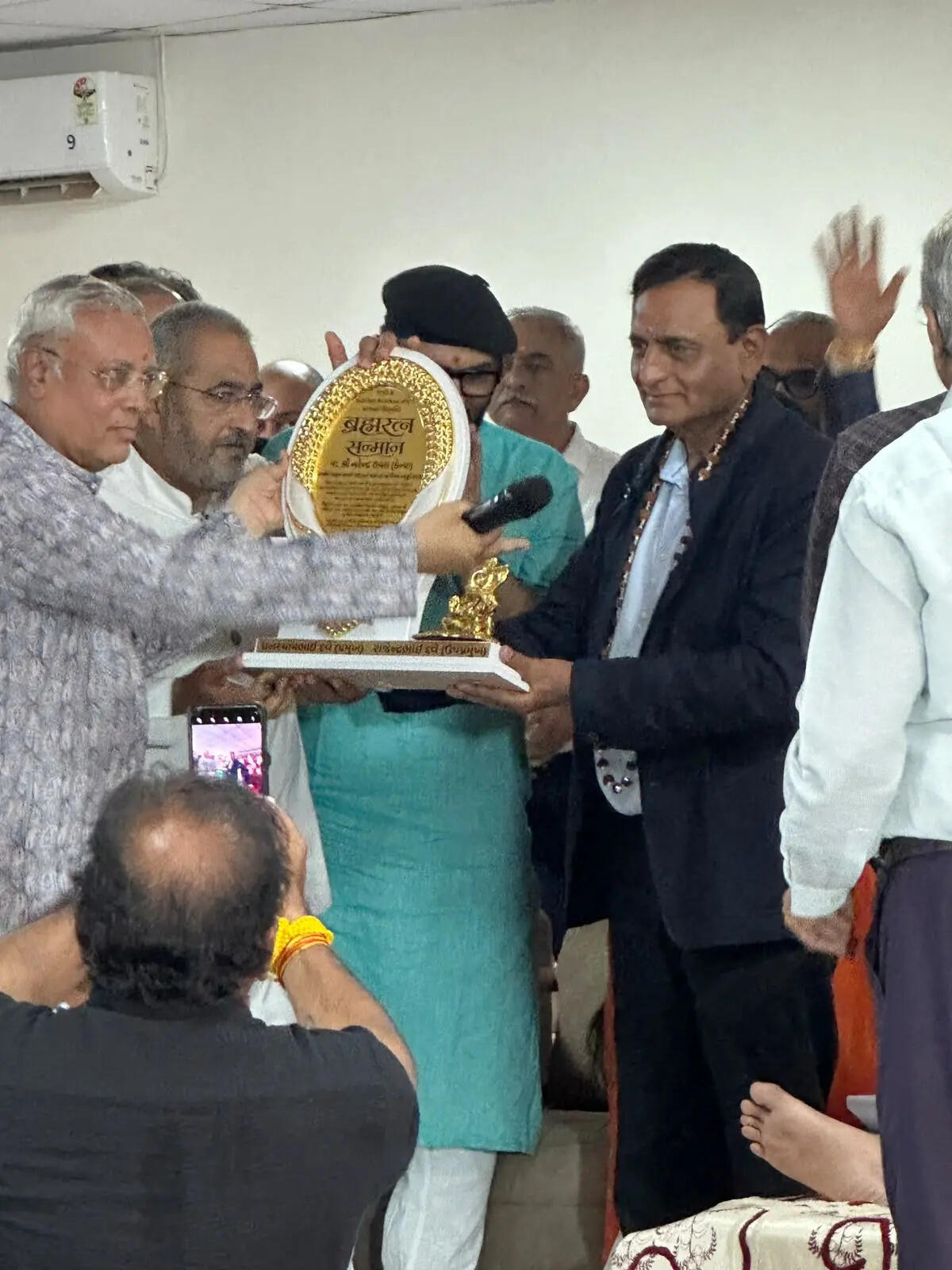 Guru Narendra Raval felicitated in his homeland.