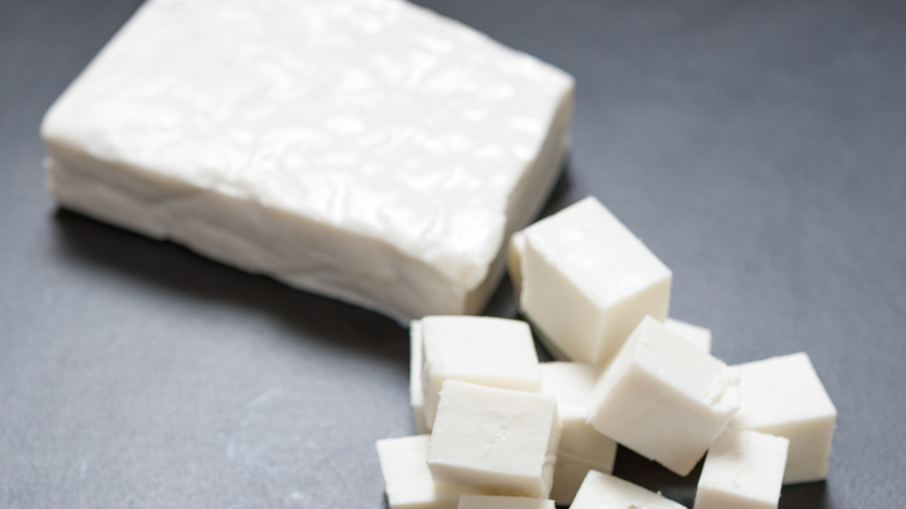 How to identify fresh paneer (Credits: Canva)
